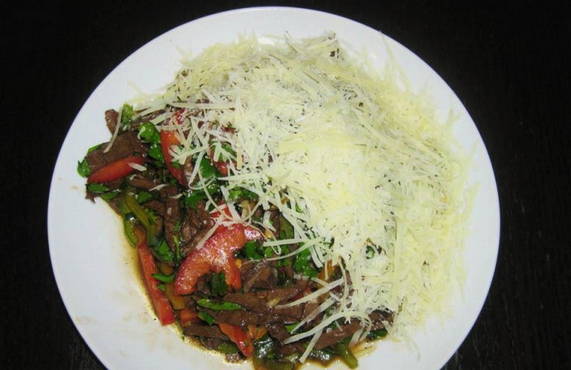Salad with beef, tomato and bell pepper