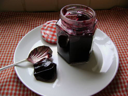 Frozen blackcurrant jelly with gelatin