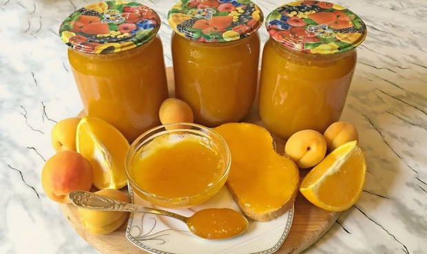 Jam from apricots with orange