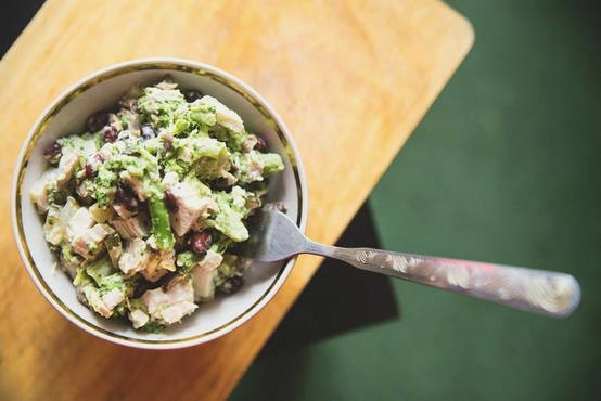 Salade met broccoli en champignons