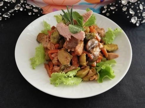 Diet salad with tuna and vegetables
