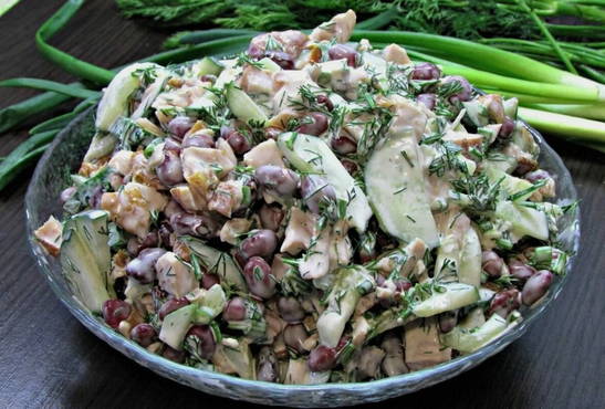 Smoked chicken salad with beans