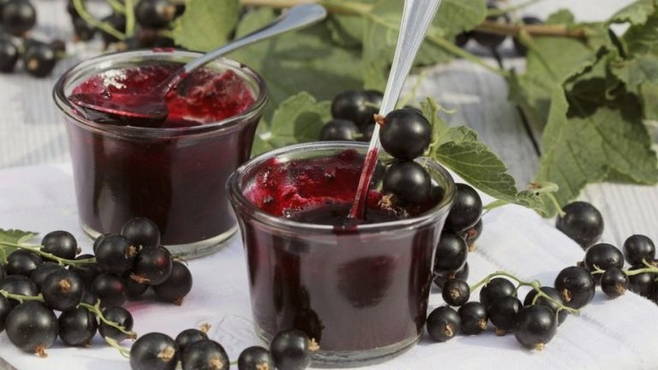 Blackcurrant jelly in a slow cooker