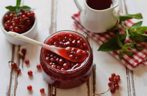 Five-minute red currant jam