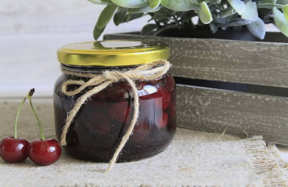 Cherry jam with gelatin