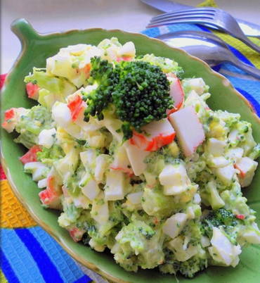 Salad with broccoli and crab sticks