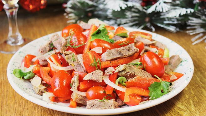Salad with beef and bell pepper