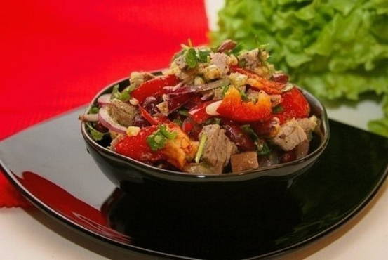 Salad with beans, meat and tomatoes