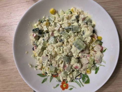 Salade met krabsticks en verse komkommer