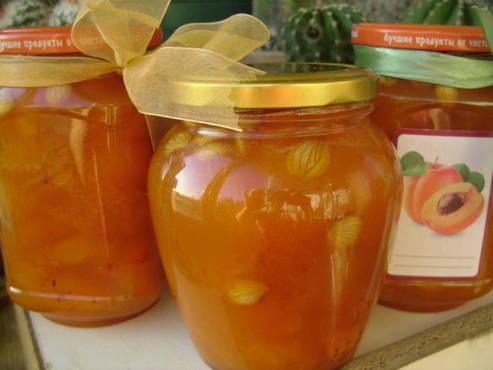 Apricot preserve with seeds