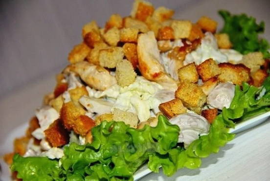 Croutons and chicken breast salad