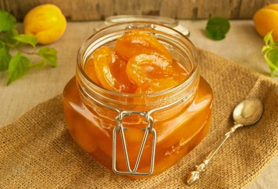 Apricot jam with wedges