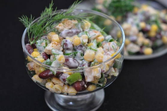 Salad with beans, corn and croutons