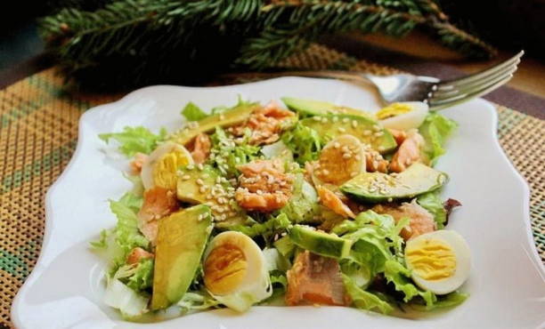 Salad with avocado, salmon and egg