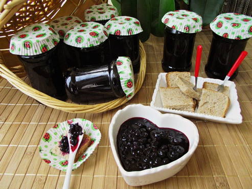 Blackcurrant jam in a slow cooker