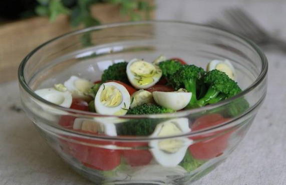 Broccoli salad with tomatoes