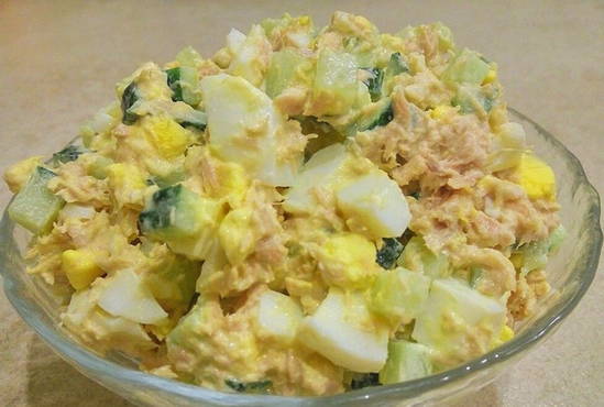 Salad with tuna, egg and cucumber