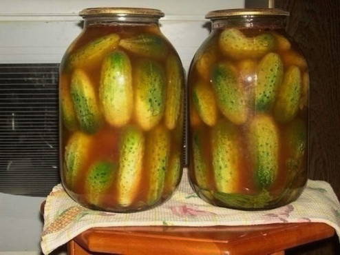 Cucumbers with chili ketchup in three-liter jars