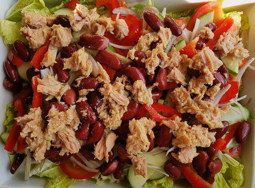 Salad with tuna, beans and Chinese cabbage