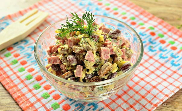 Salad with beans and kirieshki