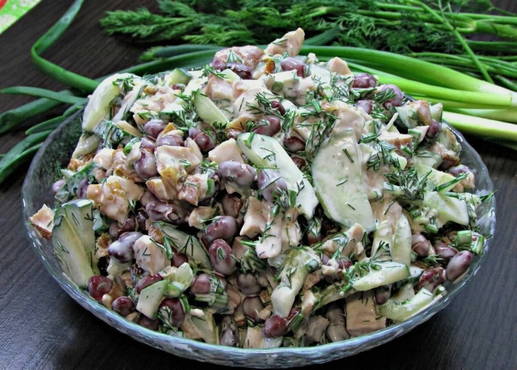Smoked chicken salad with beans and cucumber