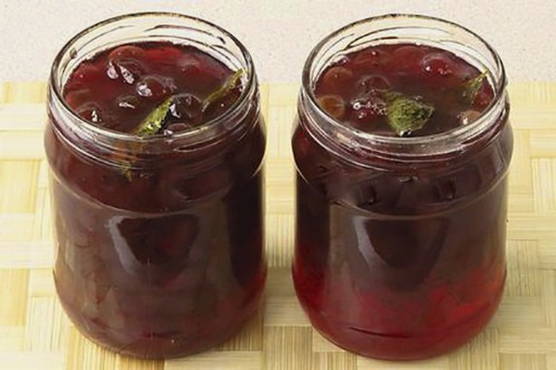 Gooseberry jam with cherry leaves