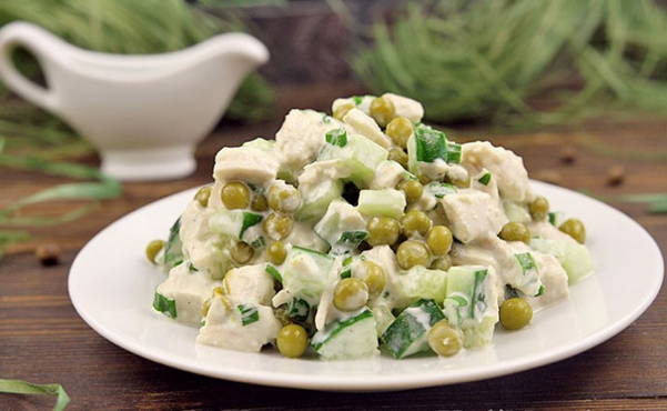 Chicken salad with green peas