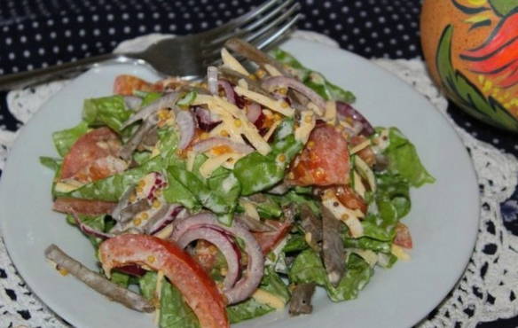 Salad with tongue and pickled onions