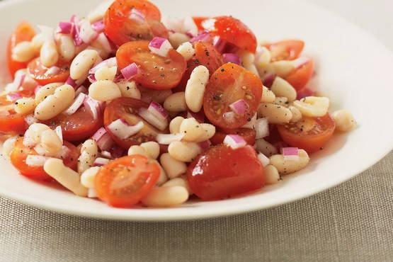 Salad with white beans and tomatoes