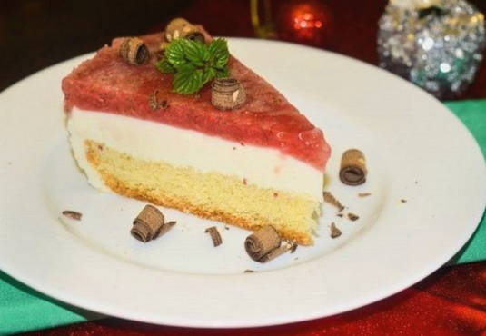 Cheesecake with frozen strawberries