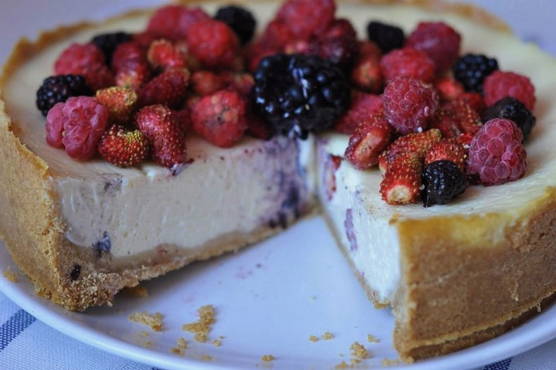 Cheesecake with frozen berries