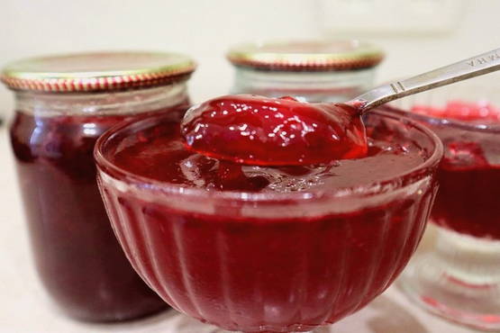 Red currant jelly in a slow cooker