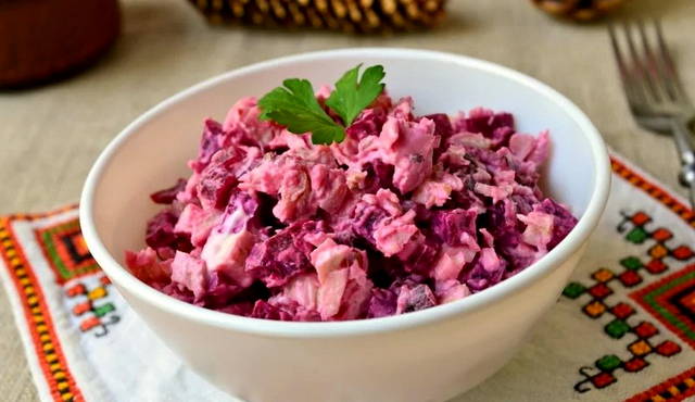 Beetroot, chicken and pickles salad