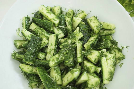 Licht gezouten komkommers in 10 minuten
