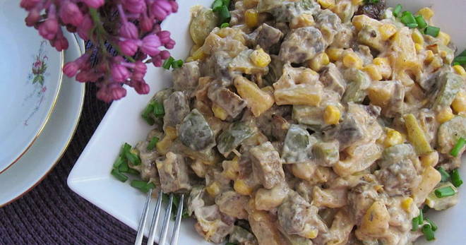 Salad with beef and pineapple
