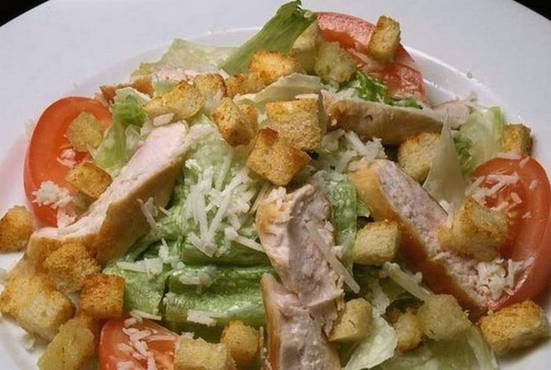 Smoked chicken salad with croutons