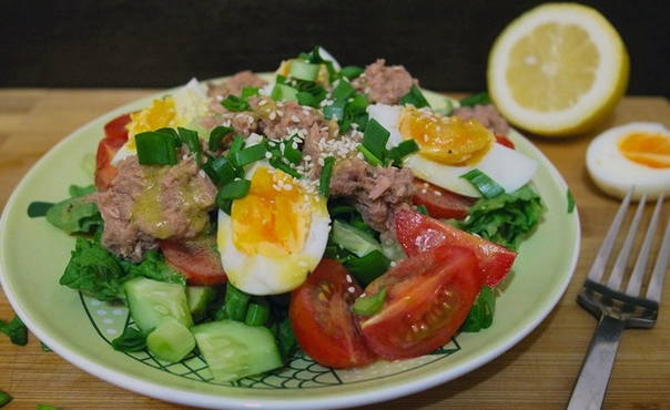 Salad with tuna, cucumber and tomato