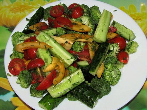 Salad with broccoli and cucumber