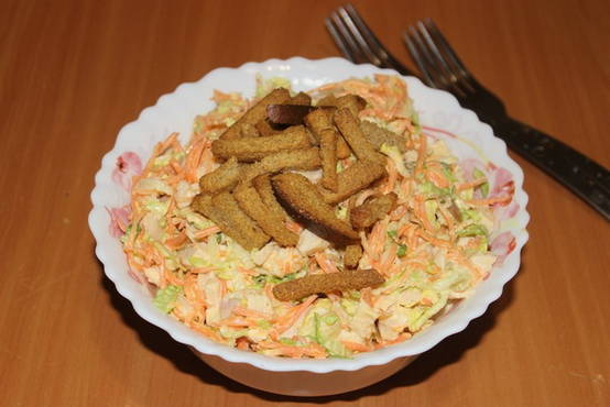 Salad with Chinese cabbage, smoked chicken and croutons