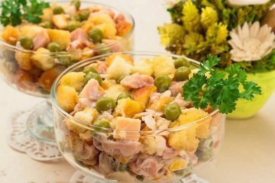 Salad with croutons and peas