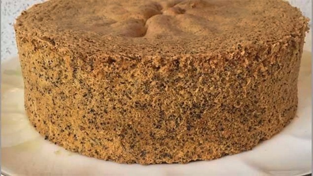 Sponge cake with poppy seeds