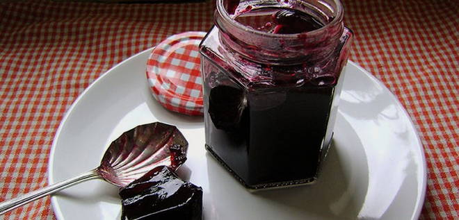 Blackcurrant jelly with gelatin