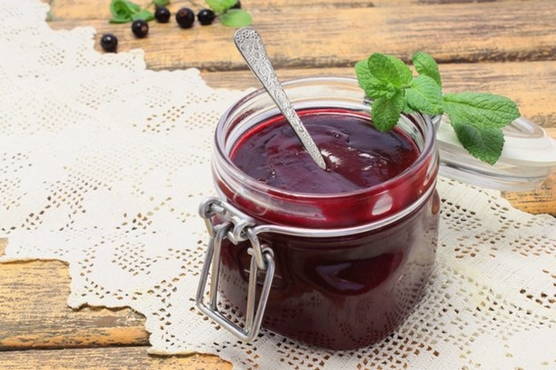Blackcurrant jelly for cake