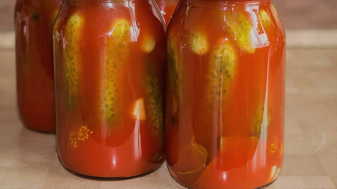 Komkommersalade in tomatensaus voor de winter