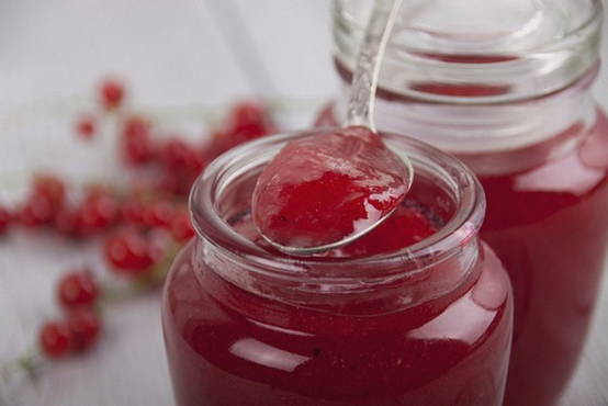 Red currant jelly in a slow cooker for the winter