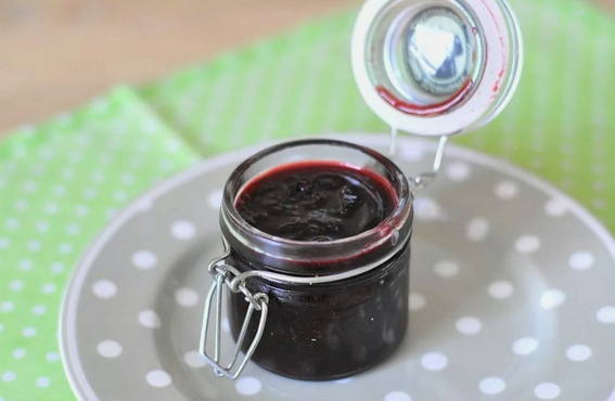 Blackcurrant jam with pectin