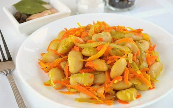 Salad with beans, carrots and onions