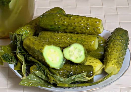 Lightly salted cucumbers with boiling water