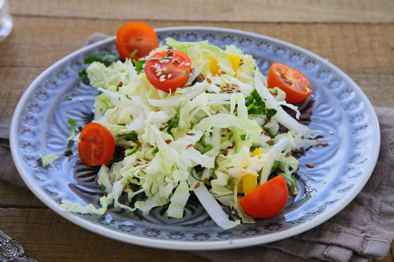 Peking cabbage and tomato salad