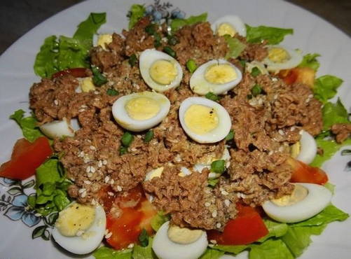 Salad with tuna and quail eggs